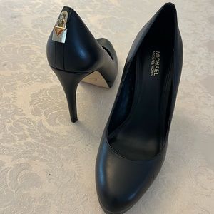 Michael Kors Antoinette Leather Pump